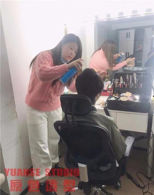 娱乐公司员工吃瓜现场,员工吃瓜现场揭秘幕后故事  第2张